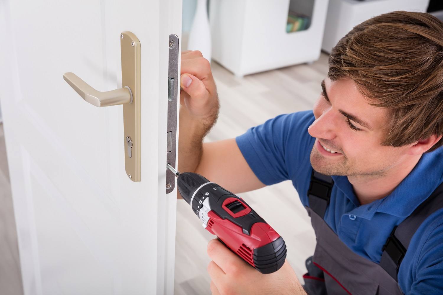 Slotenmaker plaatst een nieuwe cilinder